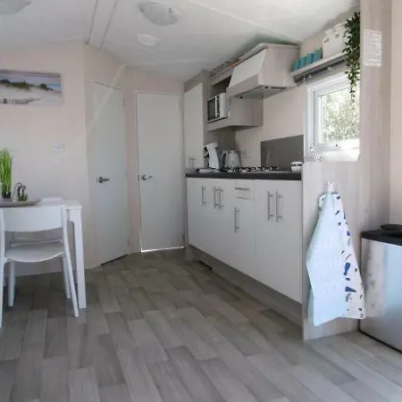 Joleen Aan Zee, Vlakbij Het IJmuiden