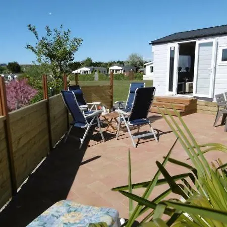 Joleen Aan Zee, Vlakbij Het