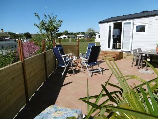 Joleen Aan Zee, Vlakbij Het